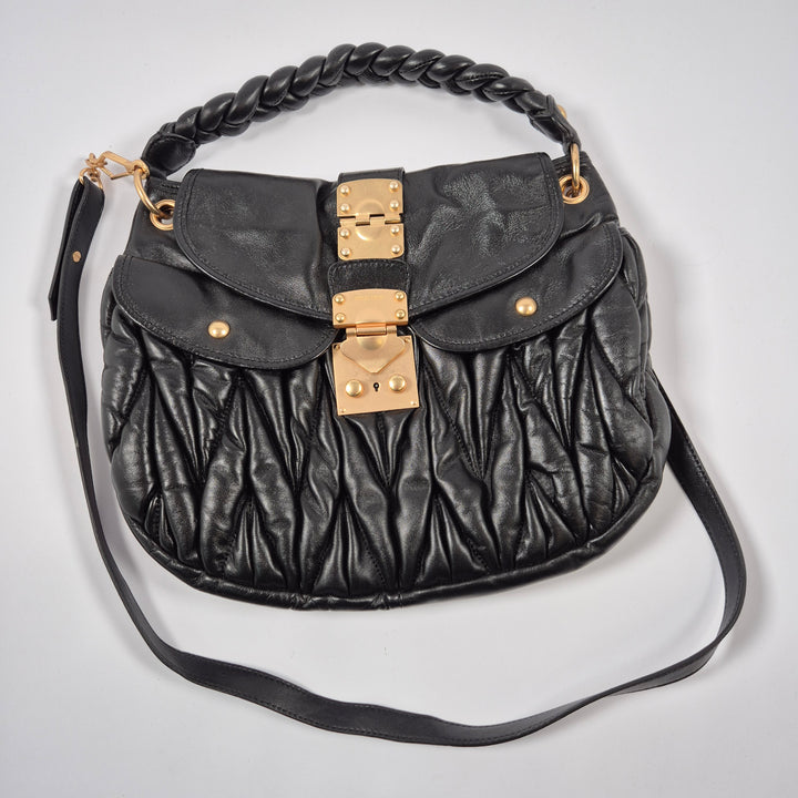 Elegant svart skinnaxelväska Miu Miu
