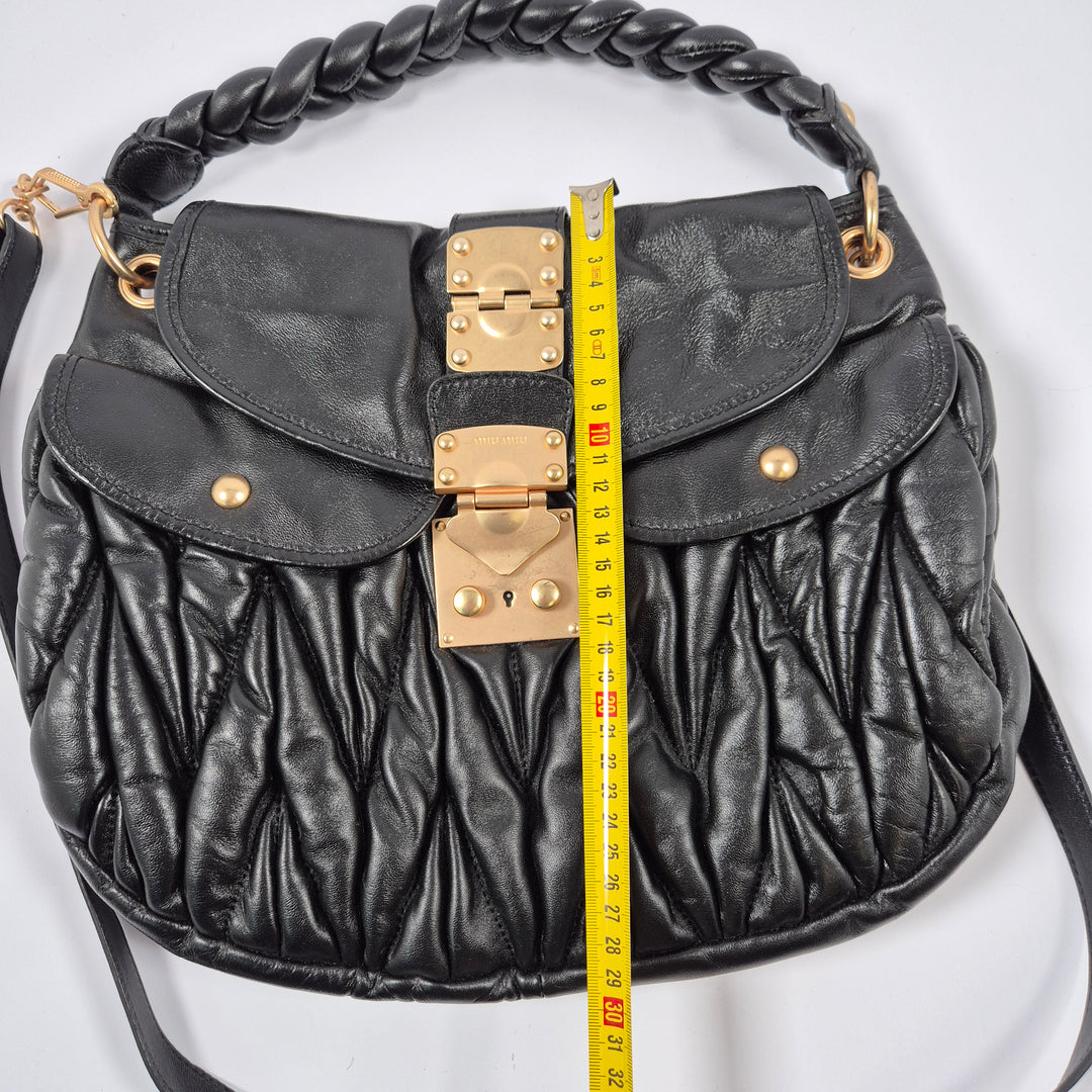 Elegant svart skinnaxelväska Miu Miu