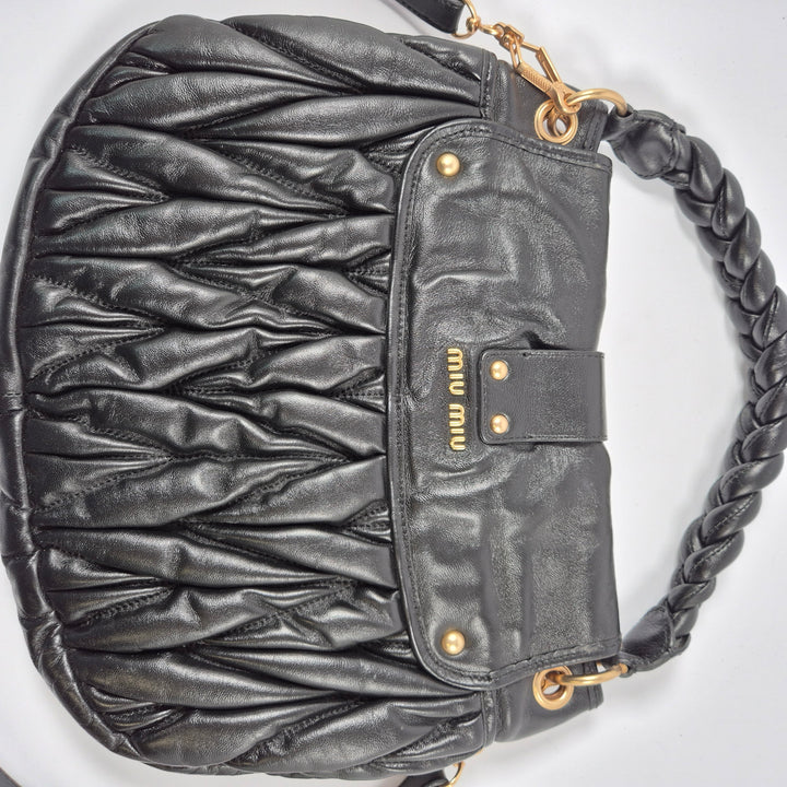 Elegant svart skinnaxelväska Miu Miu