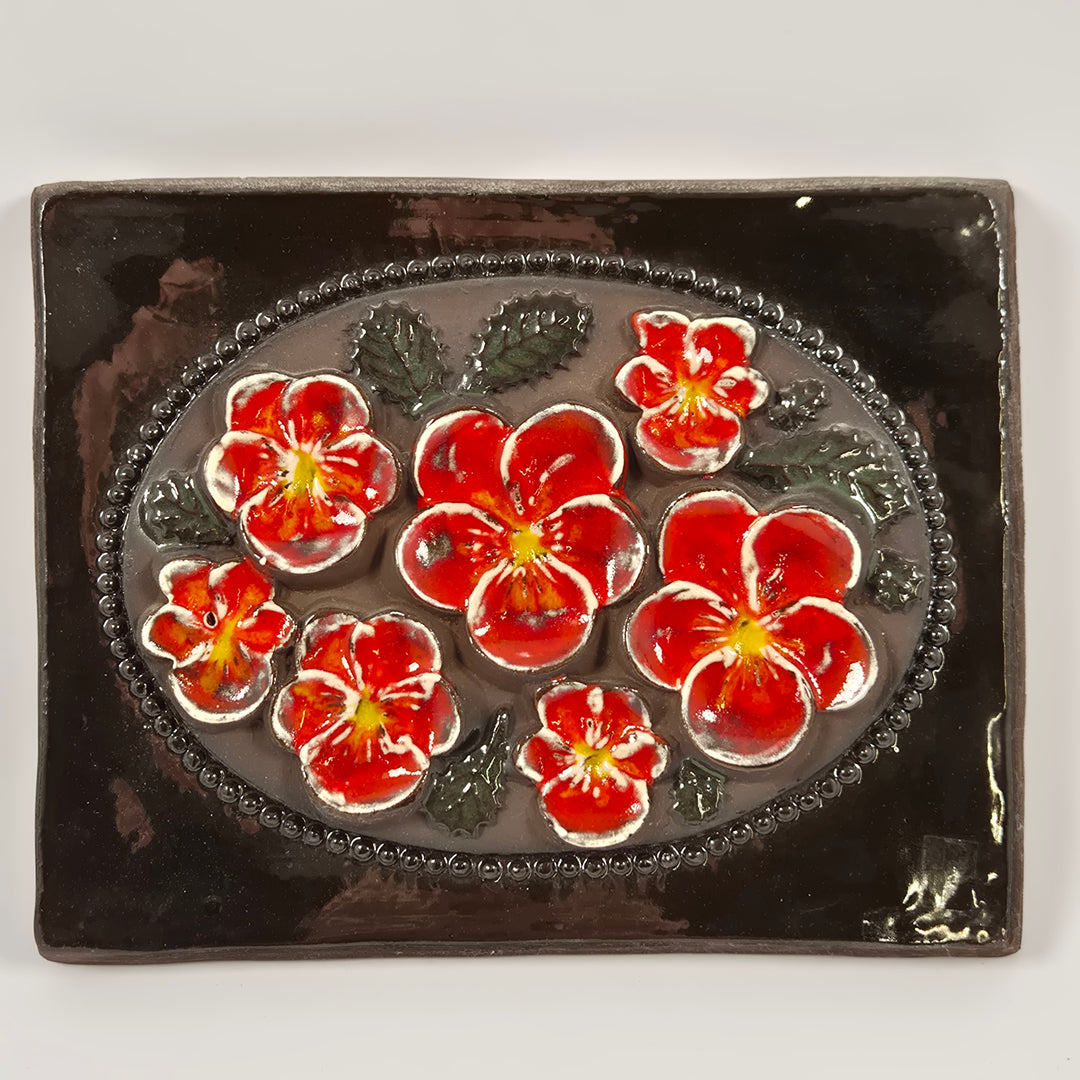 Retro keramikväggplatta Sweden 850 röda blommor
