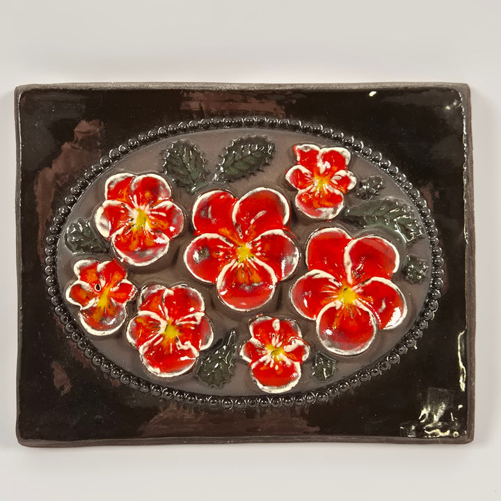 Retro keramikväggplatta Sweden 850 röda blommor