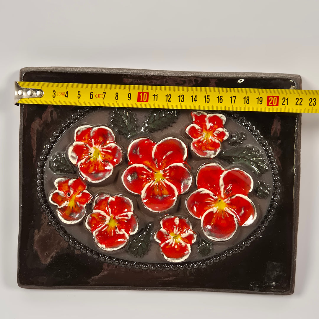 Retro keramikväggplatta Sweden 850 röda blommor