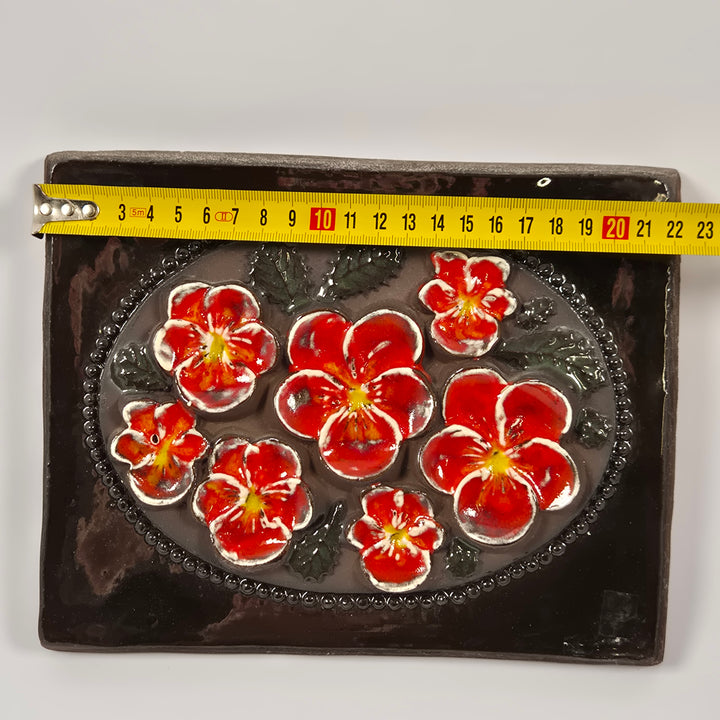 Retro keramikväggplatta Sweden 850 röda blommor