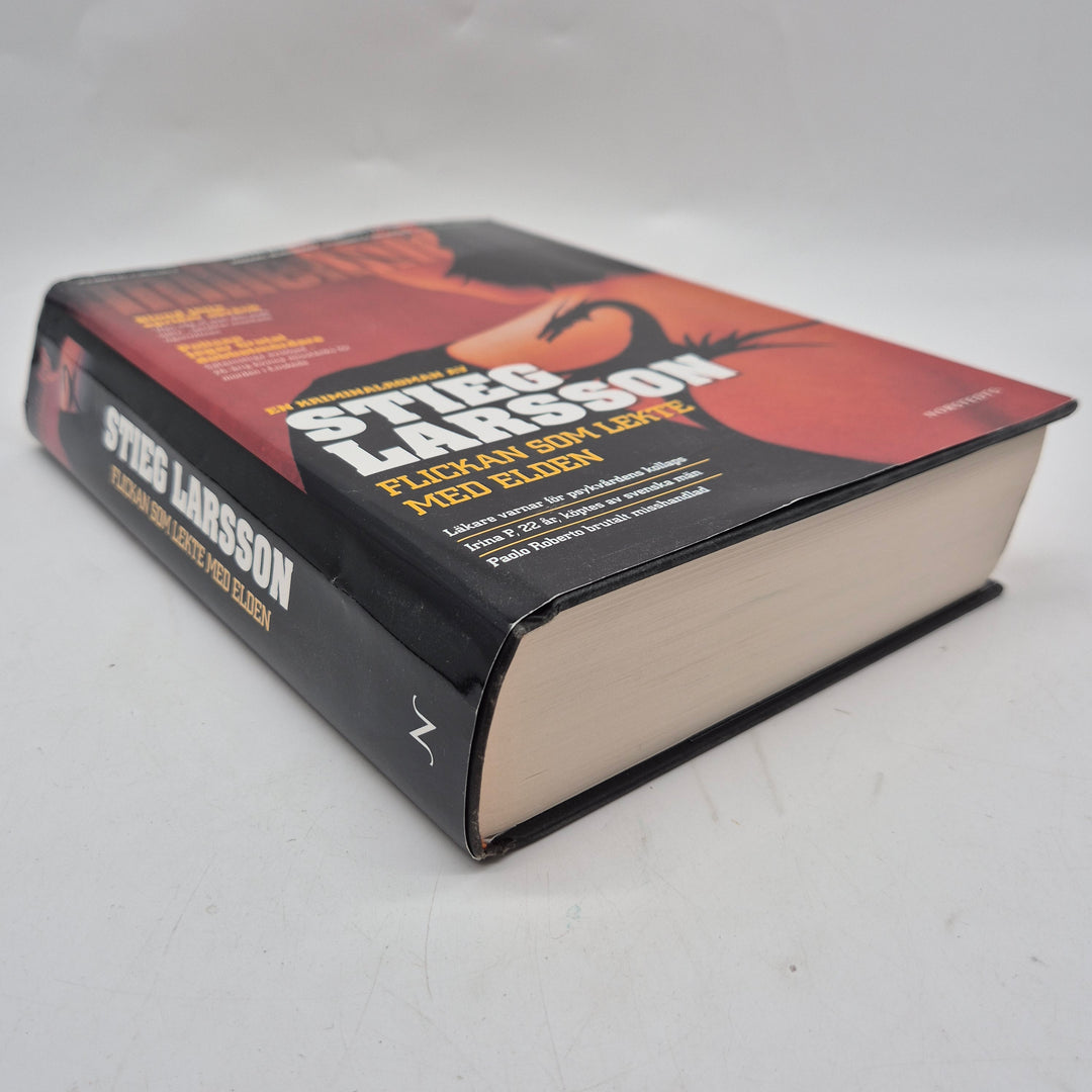 Flickan som lekte med elden inbunden bok