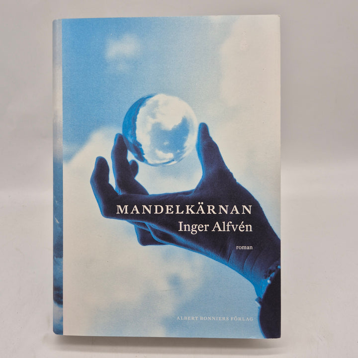 Mandelkärnan Inger Alfvén inbunden roman blå