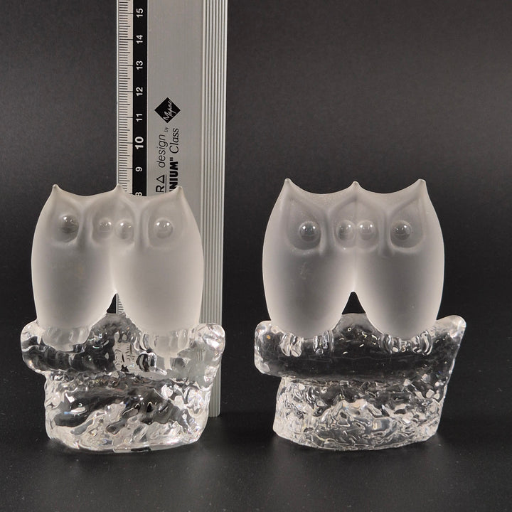 Dekorativa ugglor i frostat pressat glas