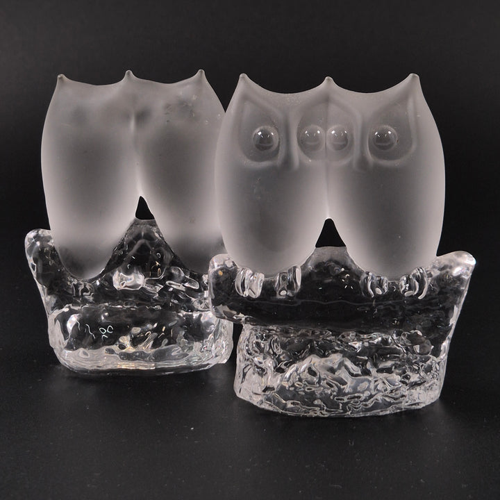 Dekorativa ugglor i frostat pressat glas