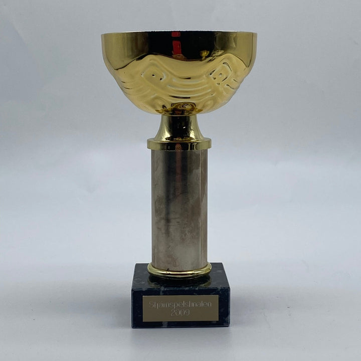 Elegant guld pokal med marmorfot från 2009 - Homy Secondhand Online