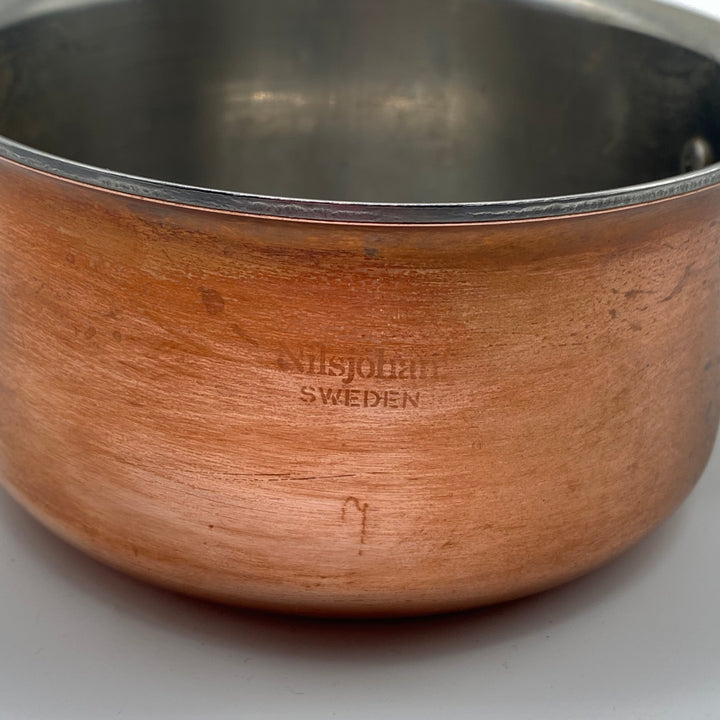 Elegant kopparkastrull med trähandtag från Väsjöläri