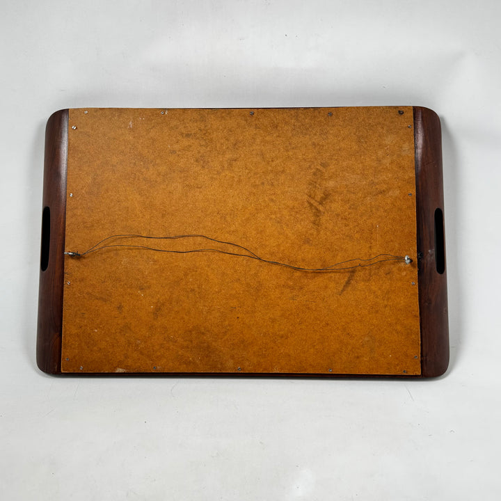 Exotisk träserveringsbricka med tropiskt landskap