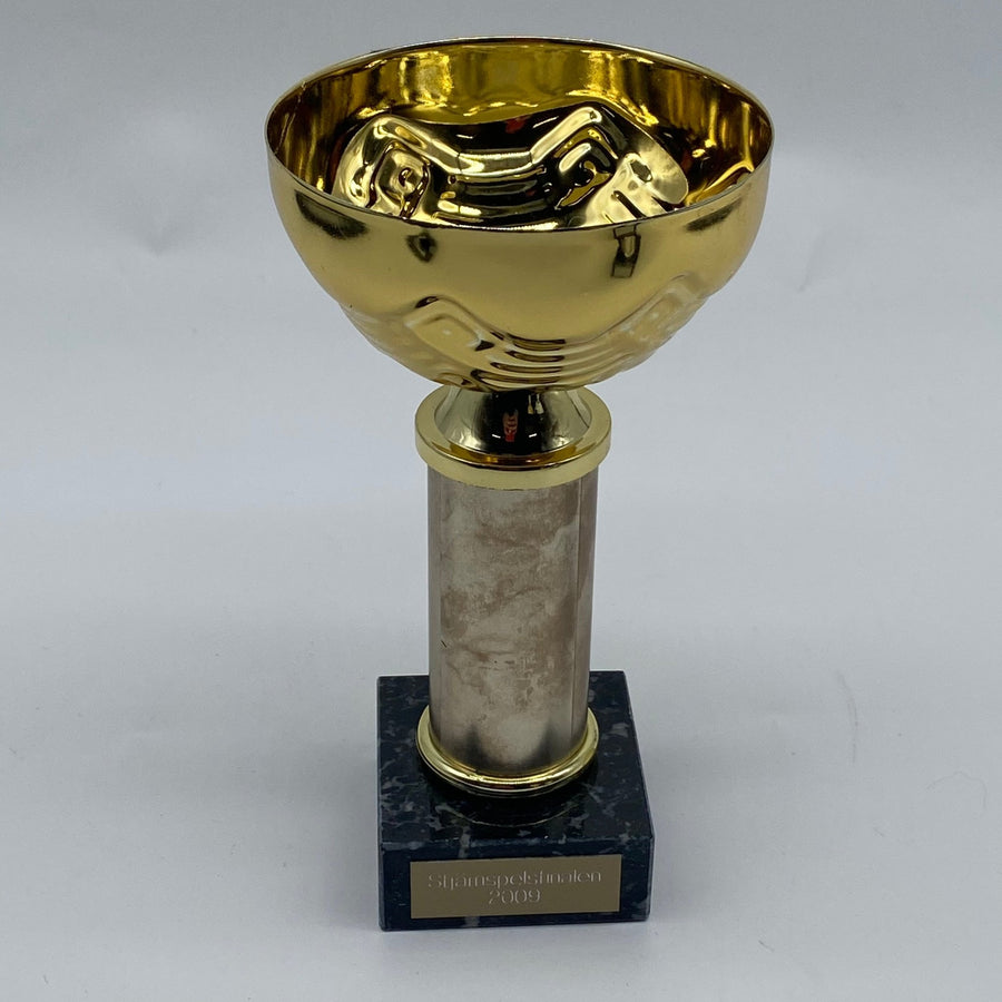 Elegant guld pokal med marmorfot från 2009 - Homy Secondhand Online