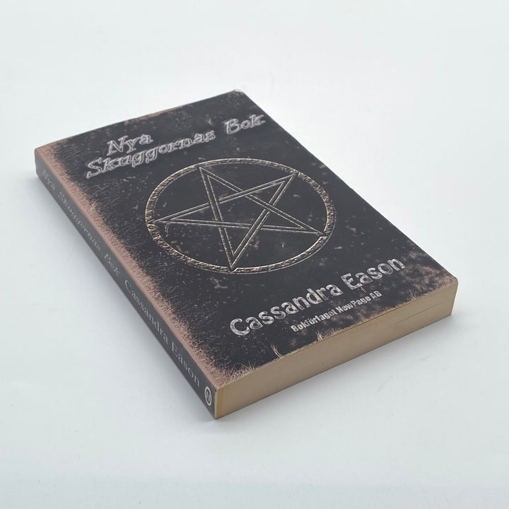 Nya Skuggornas Bok av Cassandra Eason