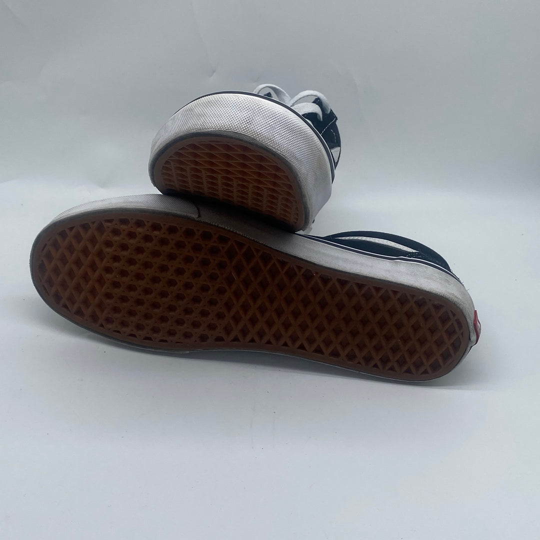 Klassiska svartvita sneakers i läder