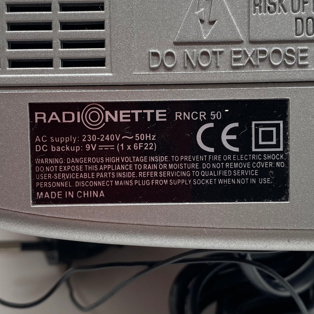 Retro RadiOnette väckarklockradio med AM/FM i silver