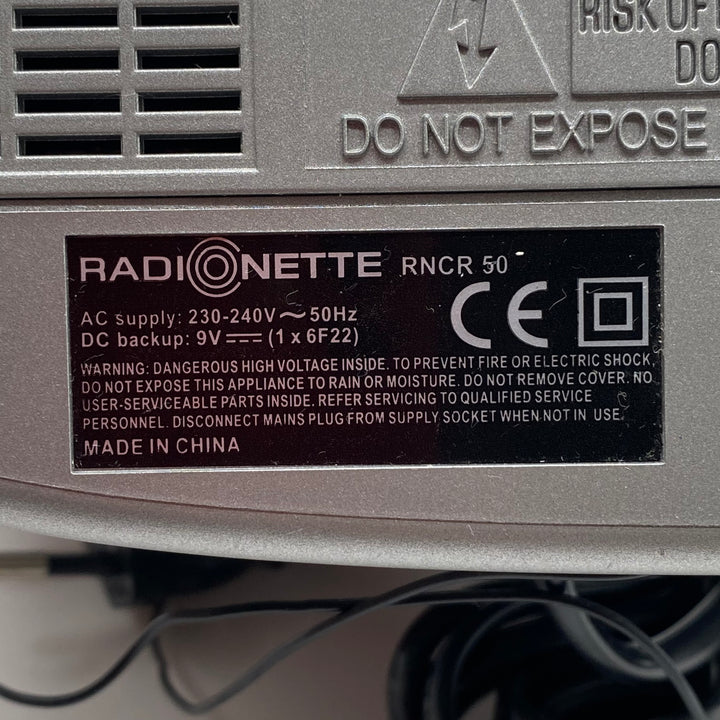 Retro RadiOnette väckarklockradio med AM/FM i silver