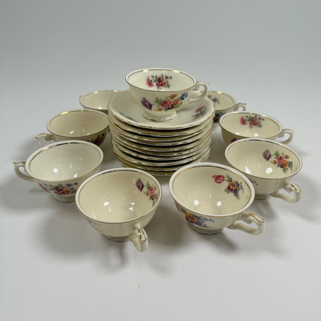 Elegant Vintage Porslinsteaset med Blomstermotiv - Homy Secondhand Online