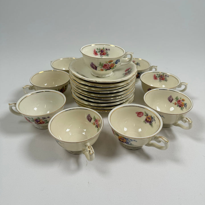 Elegant Vintage Porslinsteaset med Blomstermotiv - Homy Secondhand Online