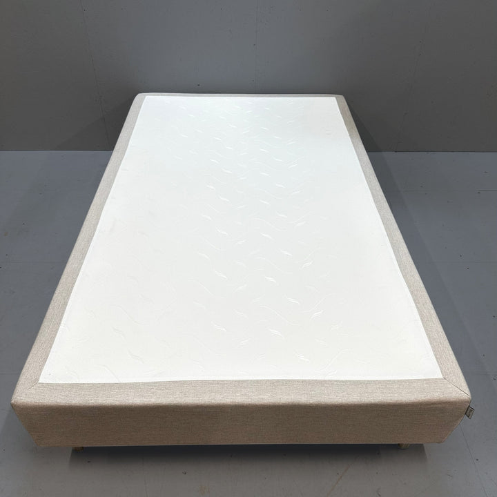 Elegant säng i beige tyg - Homy Secondhand Online