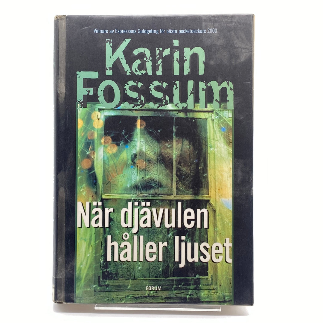 Karin Fossum bok "När djävulen håller ljuset"
