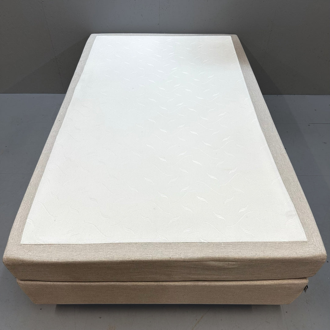 Elegant säng i beige tyg - Homy Secondhand Online