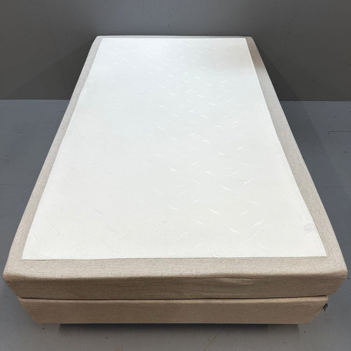 Elegant säng i beige tyg - Homy Secondhand Online