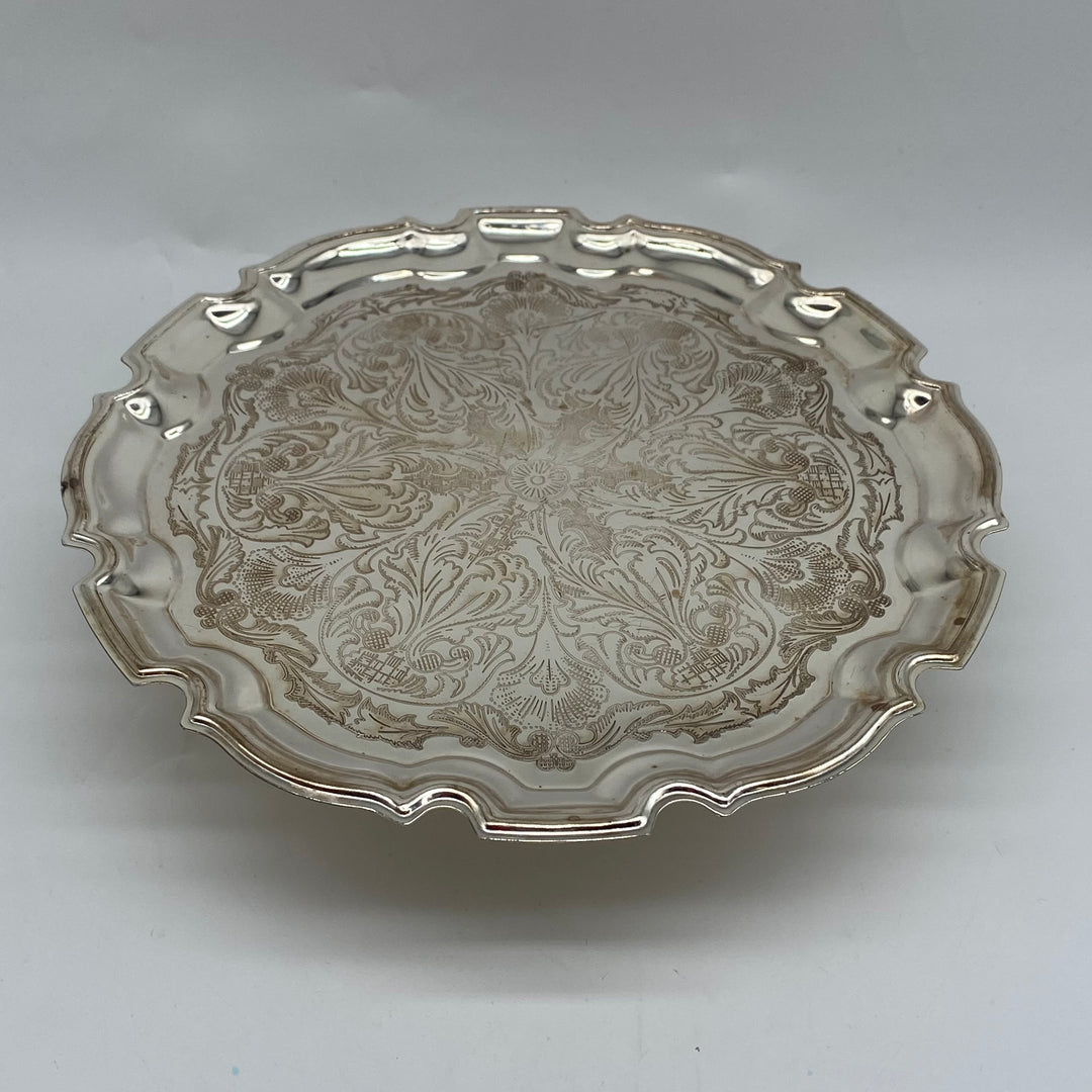Elegant retro porslinstallrik med handmålade mönster
