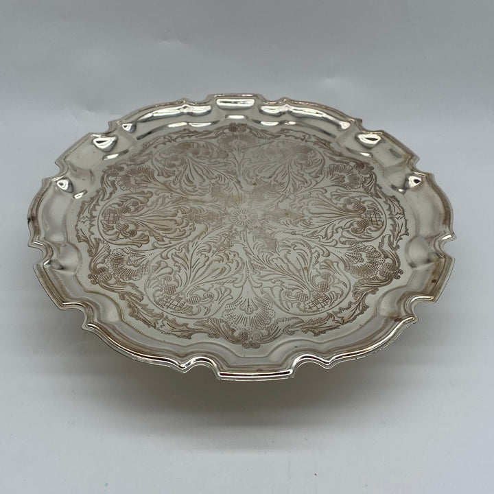 Elegant retro porslinstallrik med handmålade mönster