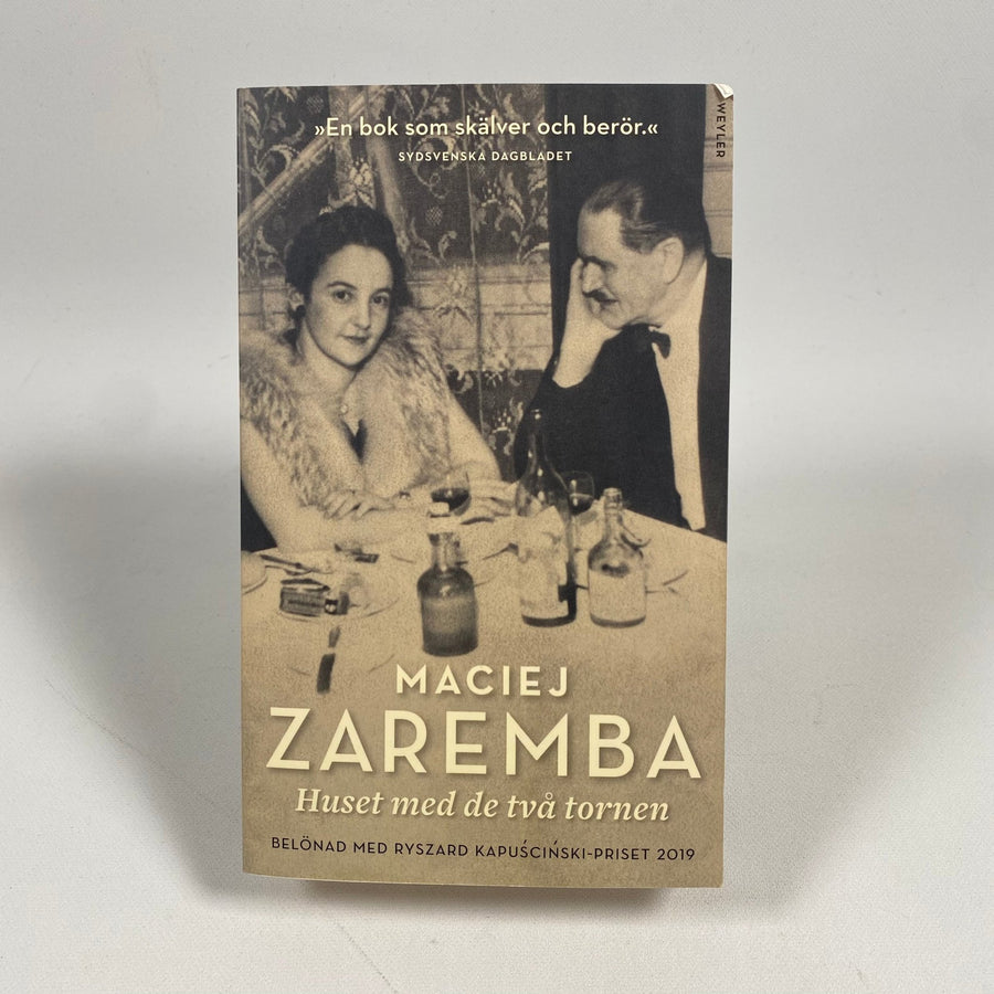 Gripande Roman av Maciej Zaremba - "Huset med de två tornen" - Homy Secondhand Online