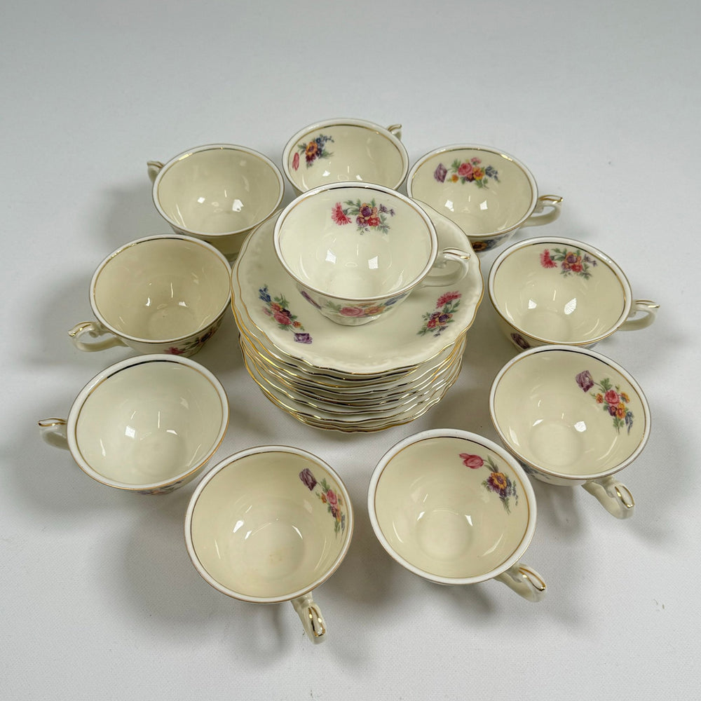 Elegant Vintage Porslinsteaset med Blomstermotiv - Homy Secondhand Online