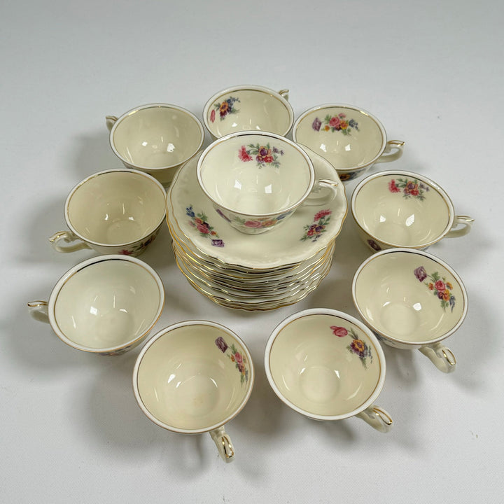 Elegant Vintage Porslinsteaset med Blomstermotiv - Homy Secondhand Online