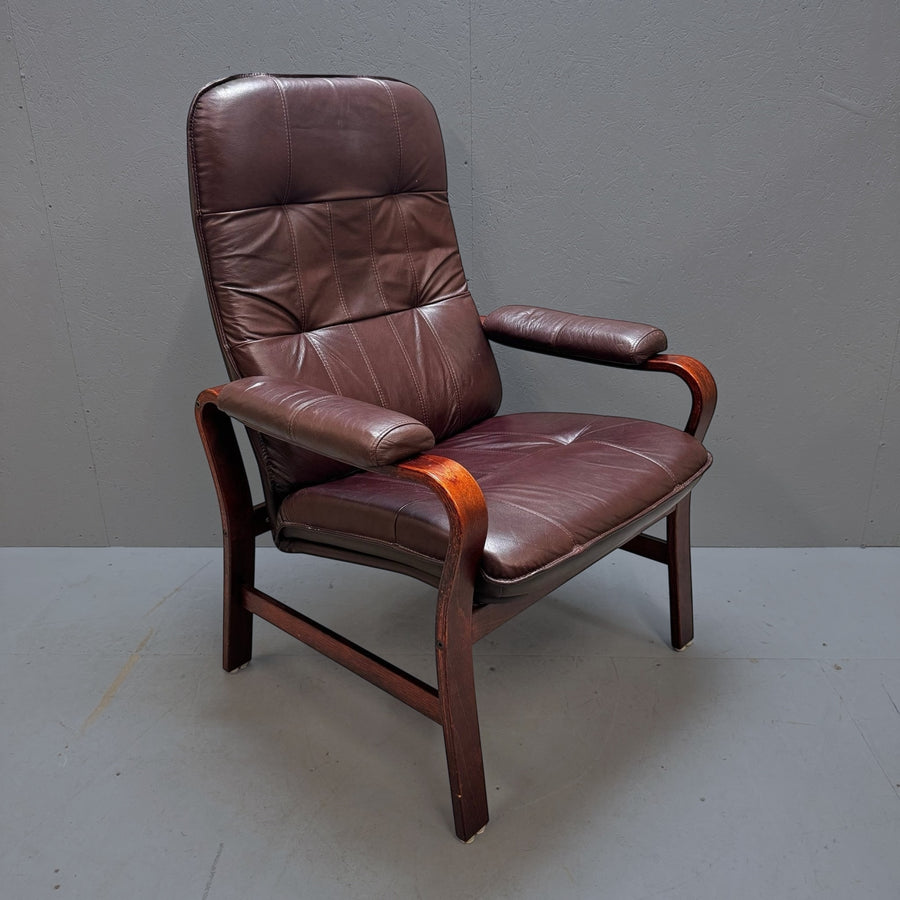 Brun läderfåtölj med träarmstöd - Homy Secondhand Online