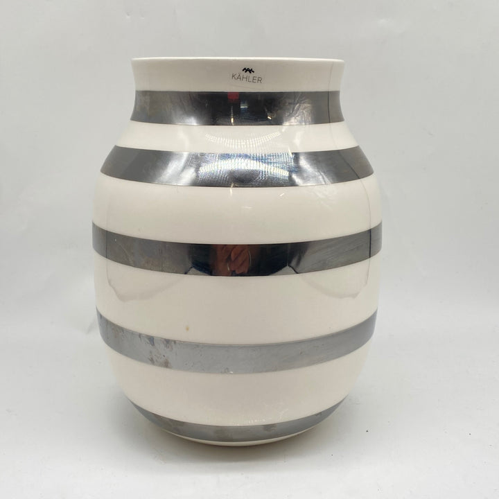Retroinspirerad keramikvas från Kähler med silverrandig design