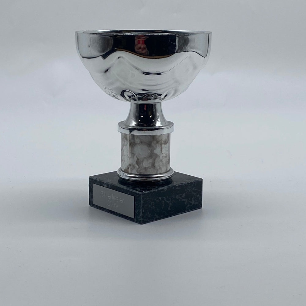 Elegant Silverfärgad Trofé med Marmorfot - Homy Secondhand Online