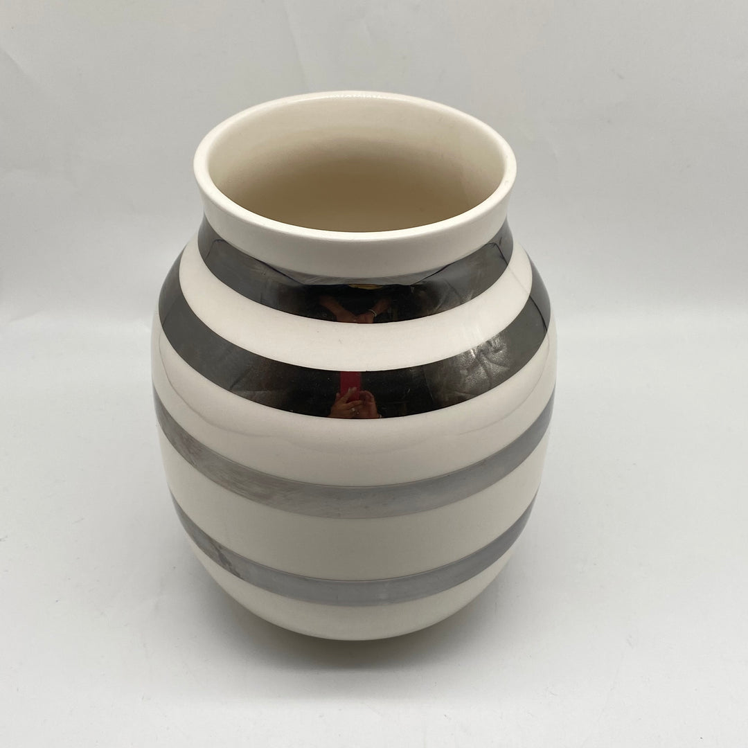 Retroinspirerad keramikvas från Kähler med silverrandig design