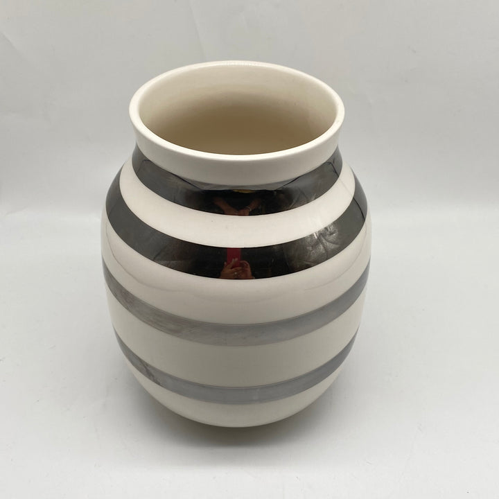 Retroinspirerad keramikvas från Kähler med silverrandig design