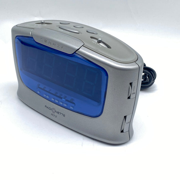 Retro RadiOnette väckarklockradio med AM/FM i silver