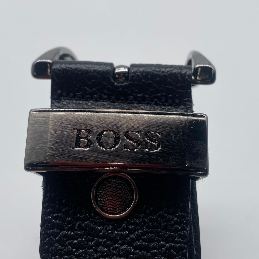 Elegant svart läderskärp från Boss