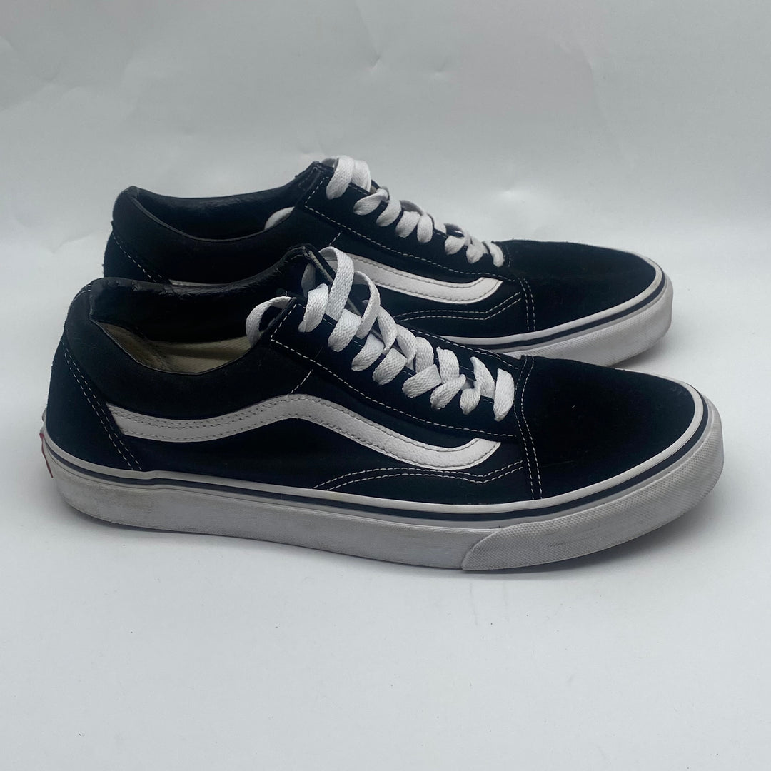 Klassiska svartvita sneakers i läder