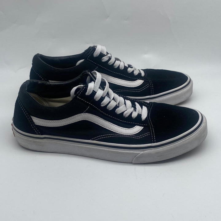 Klassiska svartvita sneakers i läder