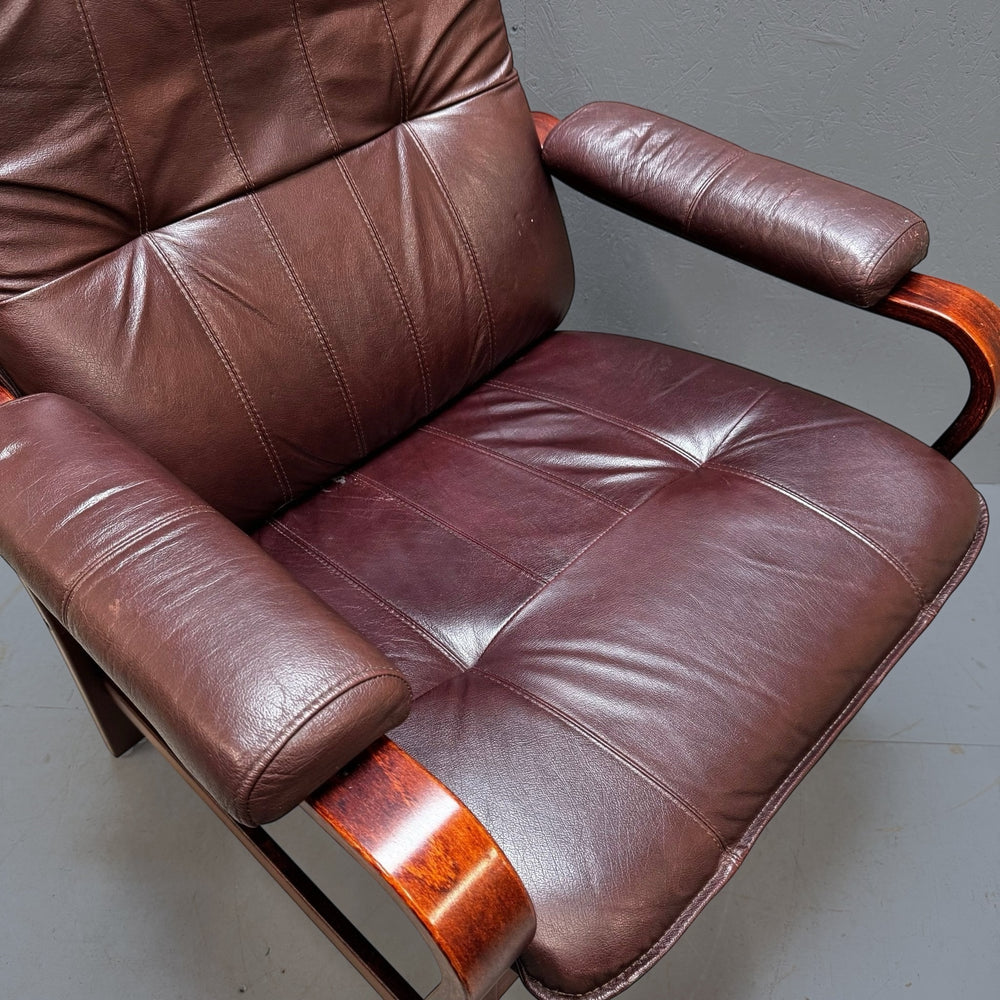 Brun läderfåtölj med träarmstöd - Homy Secondhand Online