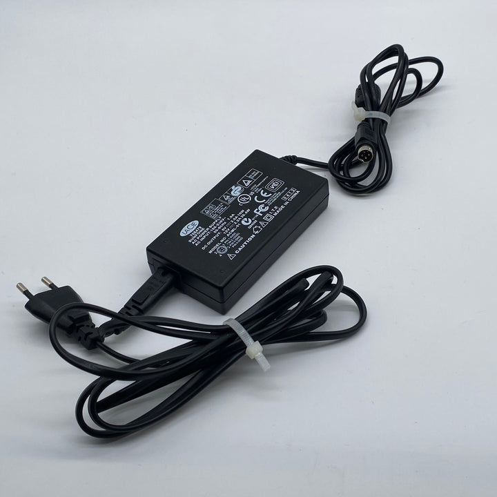 Tillförlitlig ACME AC-adapter i plast och metall
