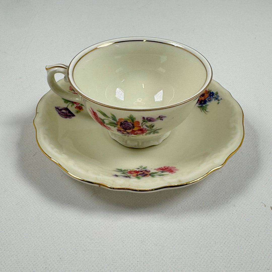 Elegant Vintage Porslinsteaset med Blomstermotiv - Homy Secondhand Online