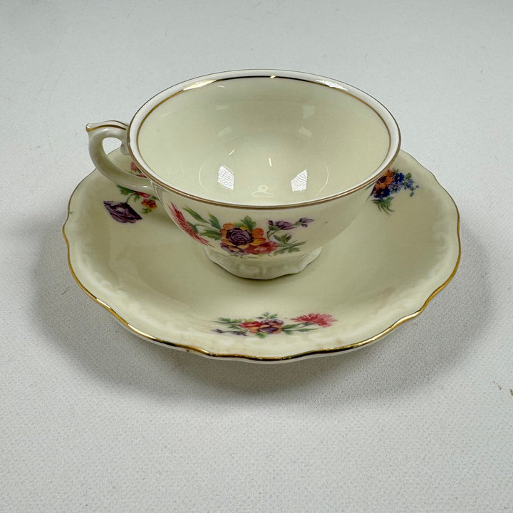 Elegant Vintage Porslinsteaset med Blomstermotiv - Homy Secondhand Online