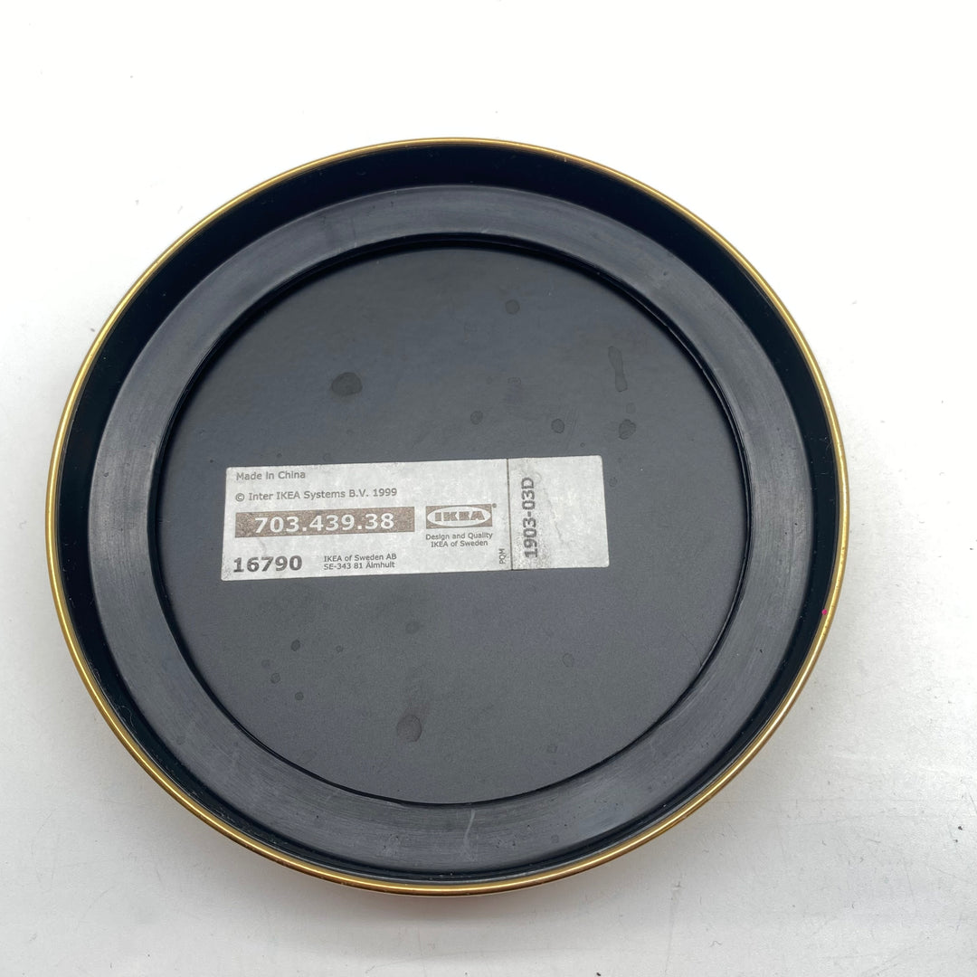 IKEA glaskupol med stilren design och gyllene bas