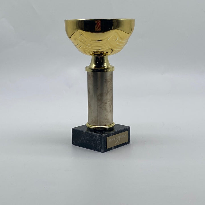 Elegant guld pokal med marmorfot från 2009 - Homy Secondhand Online
