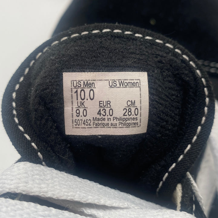 Klassiska svartvita sneakers i läder