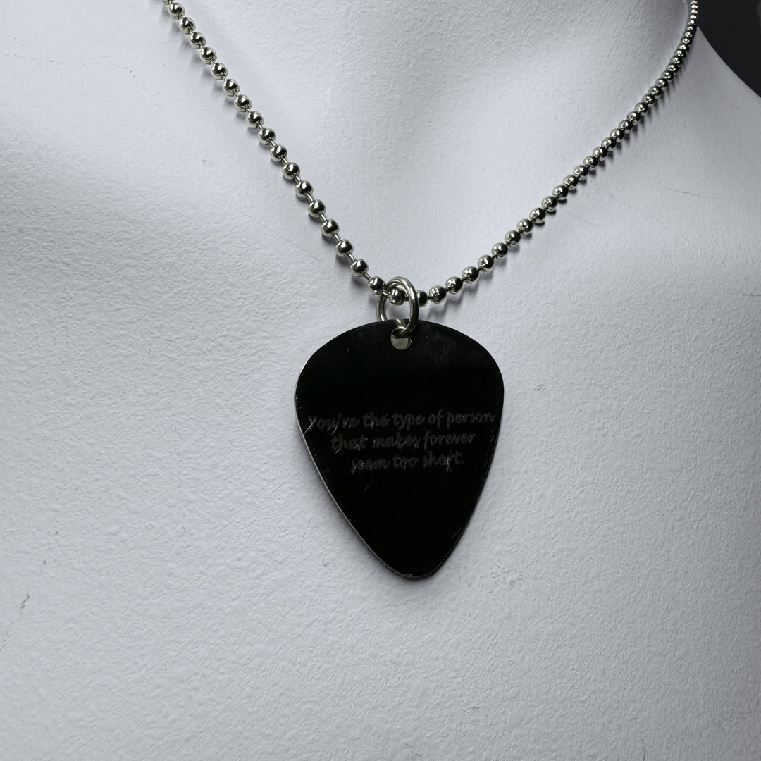 Halsband med Gitarrplektrum och Text - Homy Secondhand Online