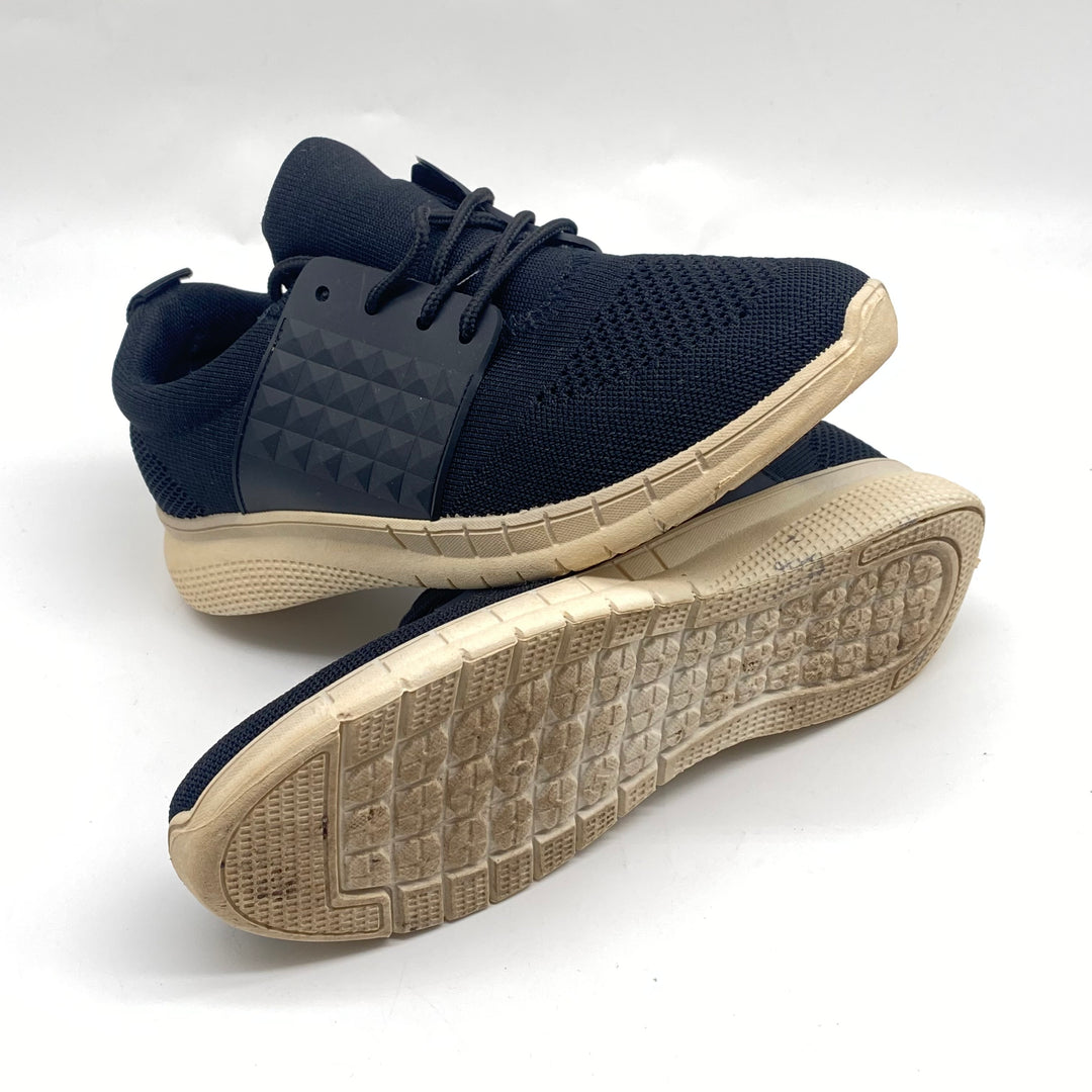 Svarta sneakers för sport och vardag