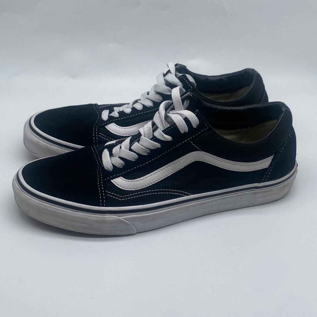 Klassiska svartvita sneakers i läder