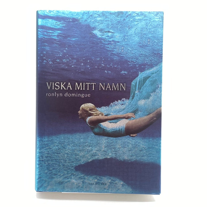 Blå bok "Vänta mitt namn" av Ronlyn Domingue - Homy Secondhand Online
